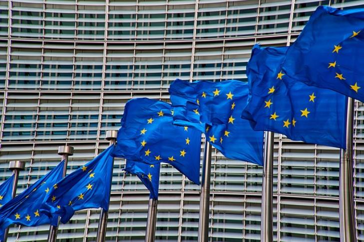 Image by NakNakNak used under Pixabay License (https://pixabay.com/photos/brussels-europe-flag-4056171/)